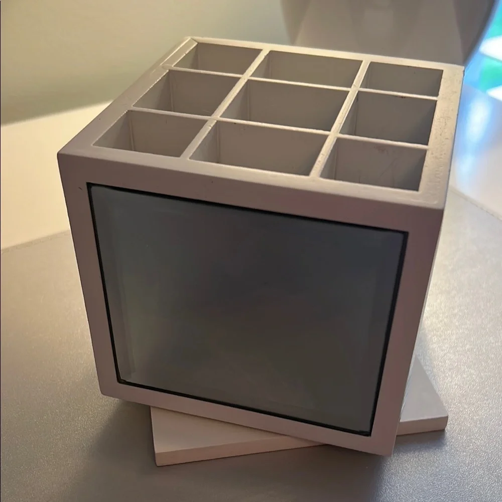 White Compact Makeup Organizer with Grid Design